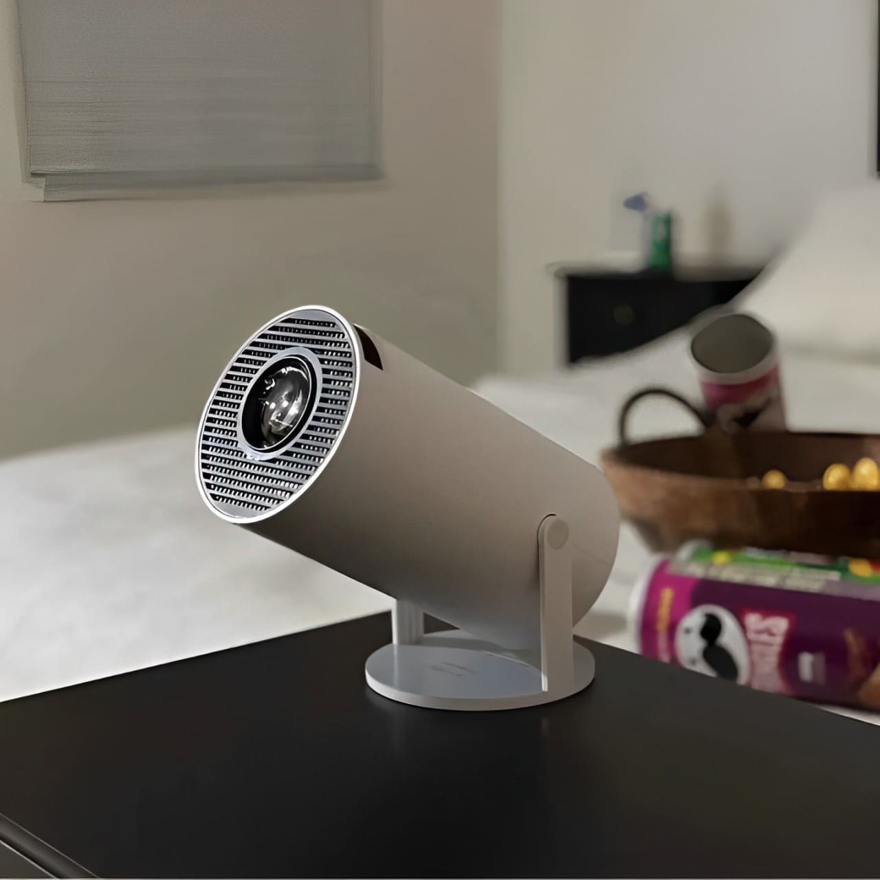 Projecteur portable HY300 PRO avec résolution 1080P et support 4K, idéal pour les projections en intérieur et extérieur, offrant une connectivité WiFi 6 et Bluetooth pour une expérience cinéma immersive